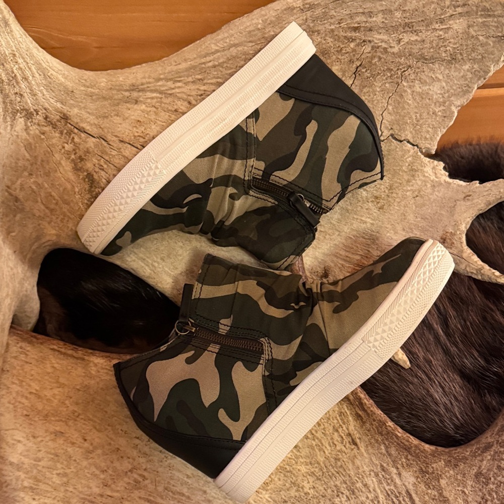Ari Sneaker Wedge in Camouflage